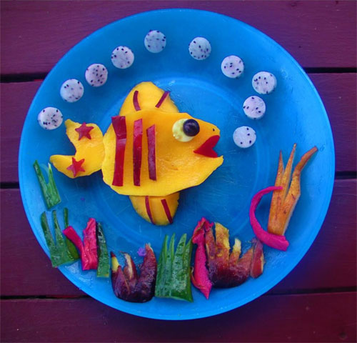 raw food photo: Fish Made of Fruit!